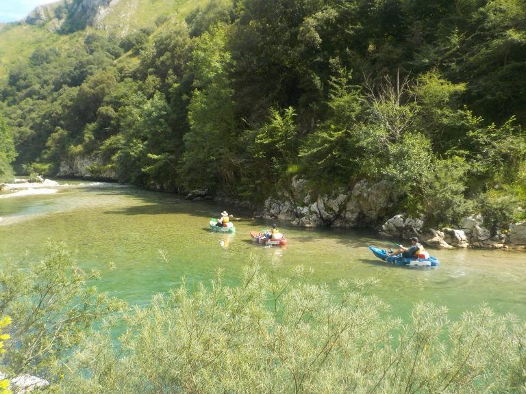Practicando español en canoa por el Río Cares-Deva
