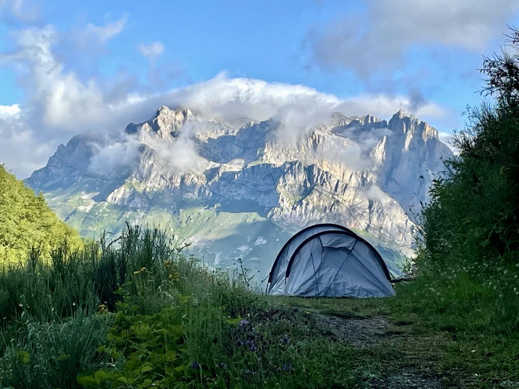 acampada en plena naturaleza en Picos de Europa